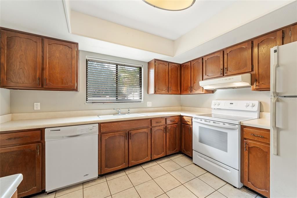 For Sale: $172,500 (1 beds, 1 baths, 923 Square Feet)