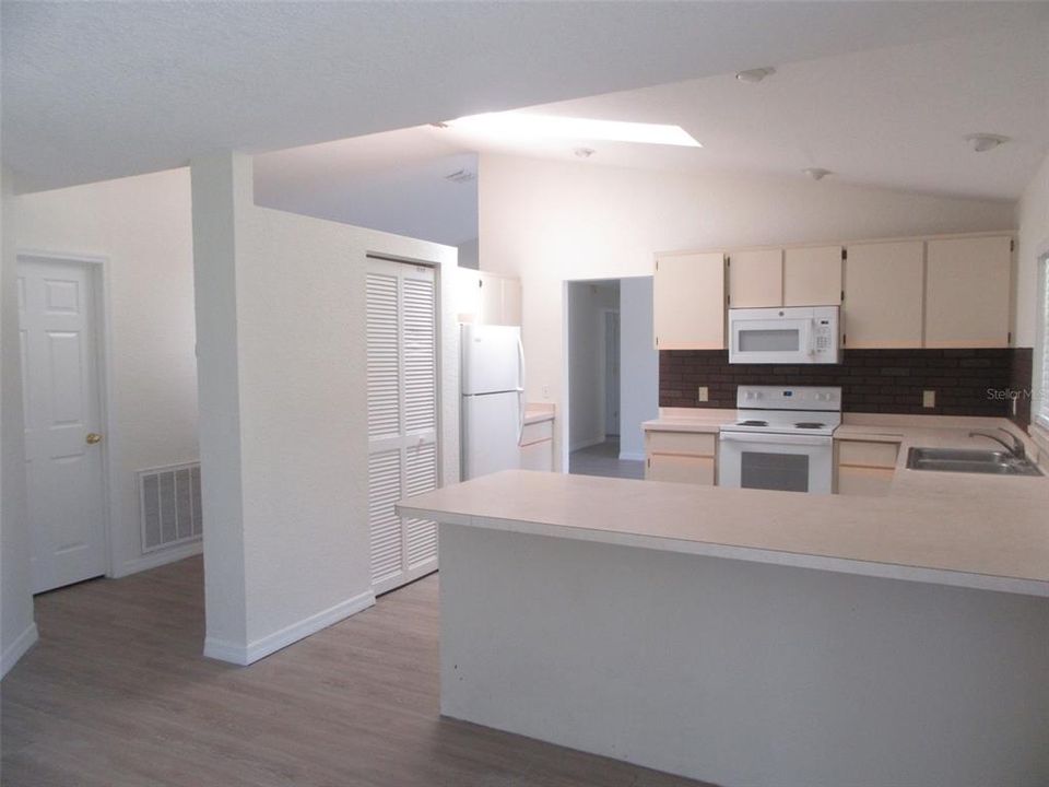 出租: $2,200 (4 贝兹, 3 浴室, 1938 平方英尺)