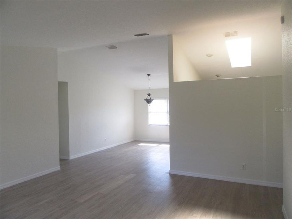 出租: $2,200 (4 贝兹, 3 浴室, 1938 平方英尺)