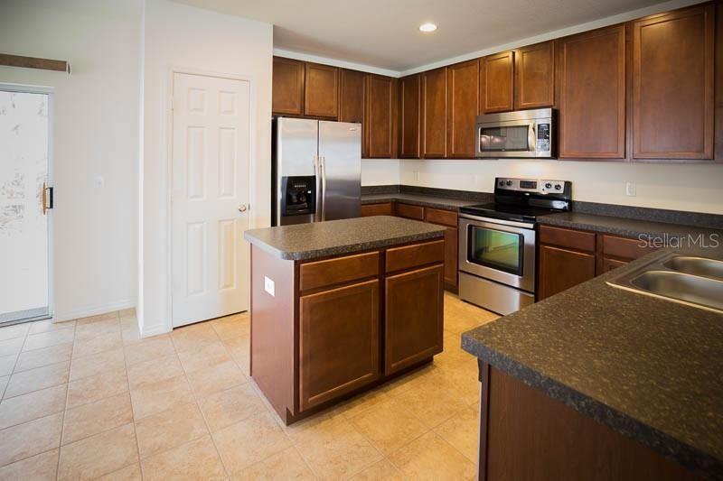 For Rent: $2,100 (3 beds, 2 baths, 1596 Square Feet)