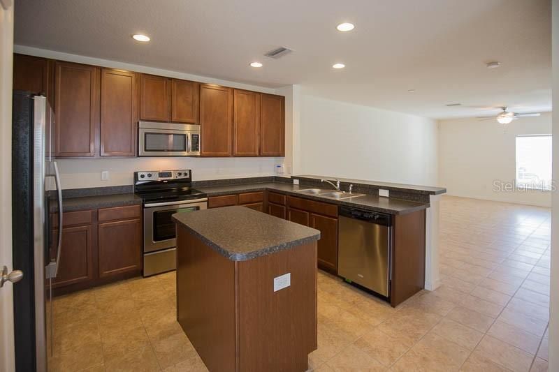 For Rent: $2,100 (3 beds, 2 baths, 1596 Square Feet)