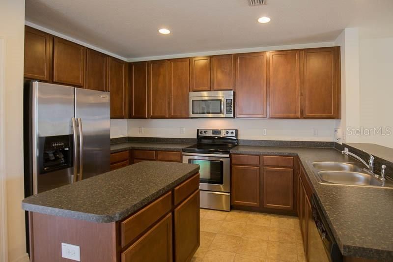 For Rent: $2,100 (3 beds, 2 baths, 1596 Square Feet)