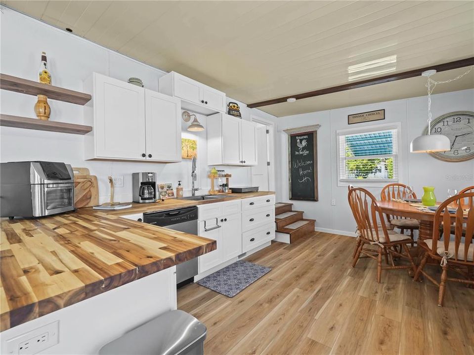 待售: $119,200 (2 贝兹, 1 浴室, 720 平方英尺)