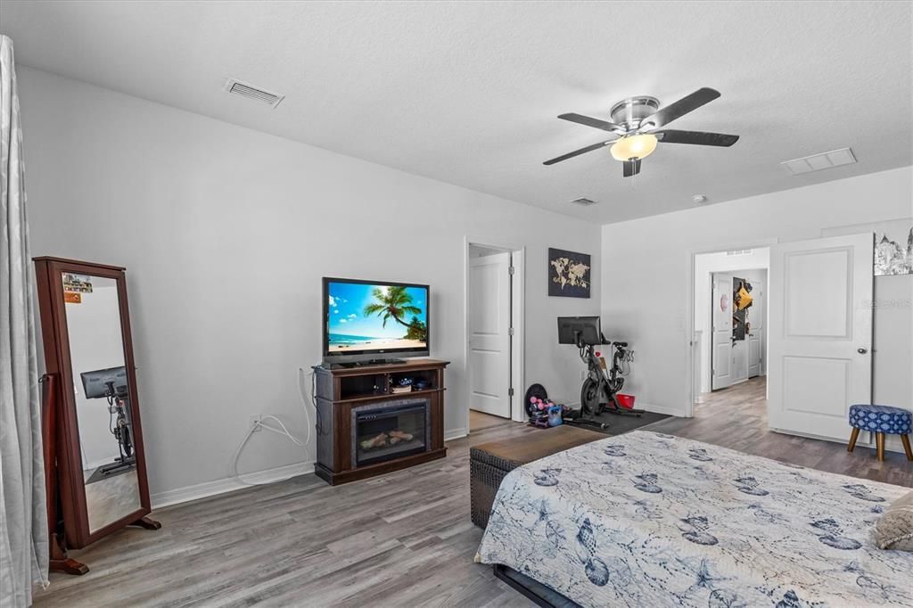 For Sale: $489,000 (5 beds, 3 baths, 2605 Square Feet)