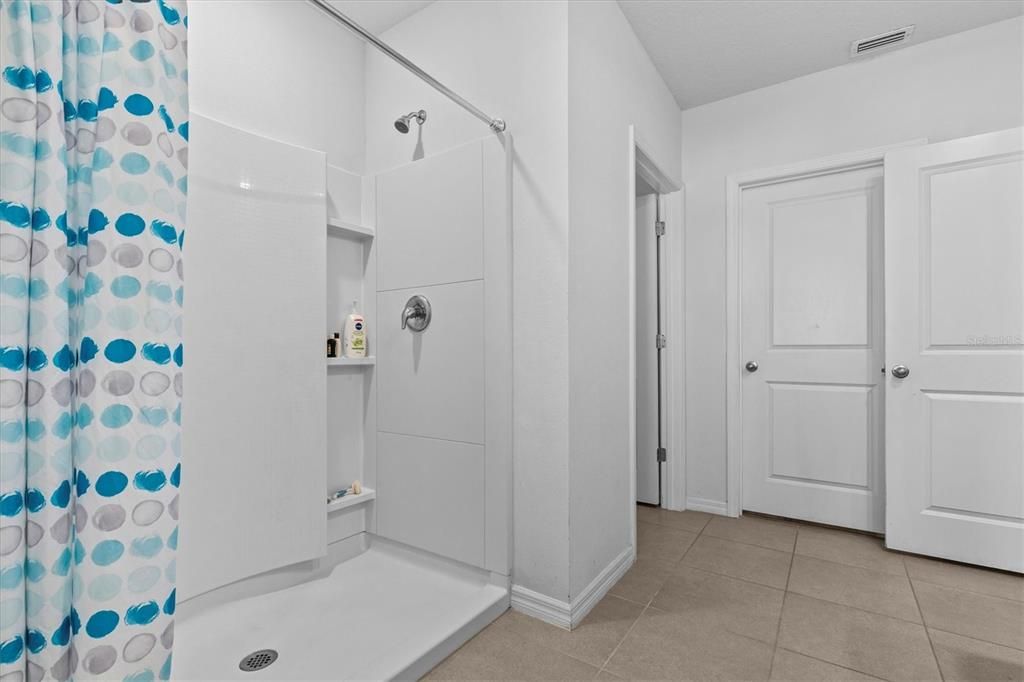 For Sale: $489,000 (5 beds, 3 baths, 2605 Square Feet)