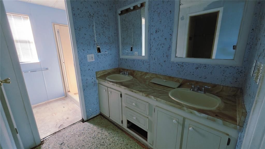 For Sale: $115,000 (2 beds, 2 baths, 1012 Square Feet)