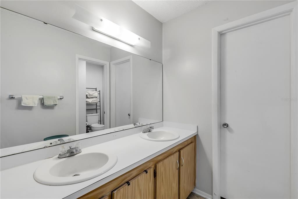 На продажу: $215,000 (2 спален, 2 ванн, 1244 Квадратных фут)