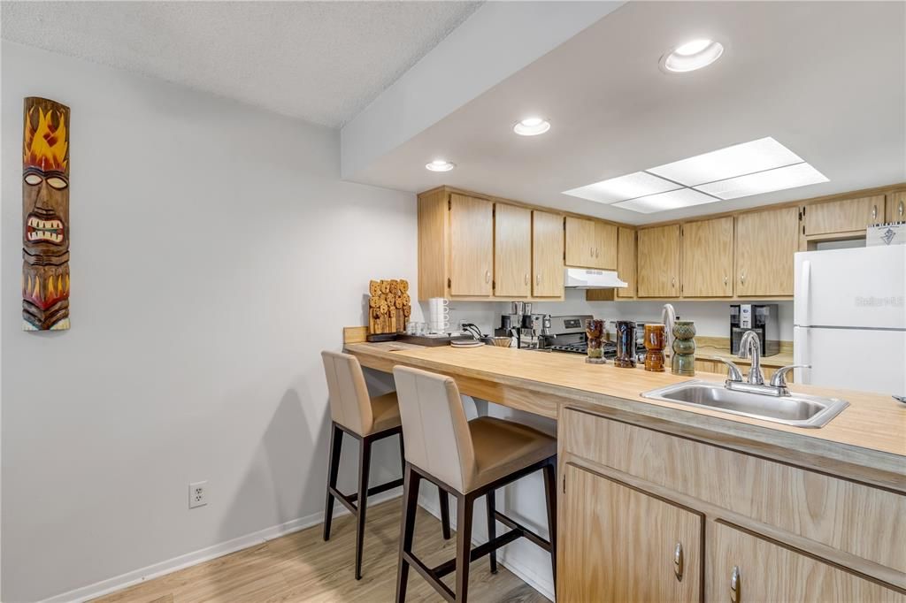 На продажу: $215,000 (2 спален, 2 ванн, 1244 Квадратных фут)