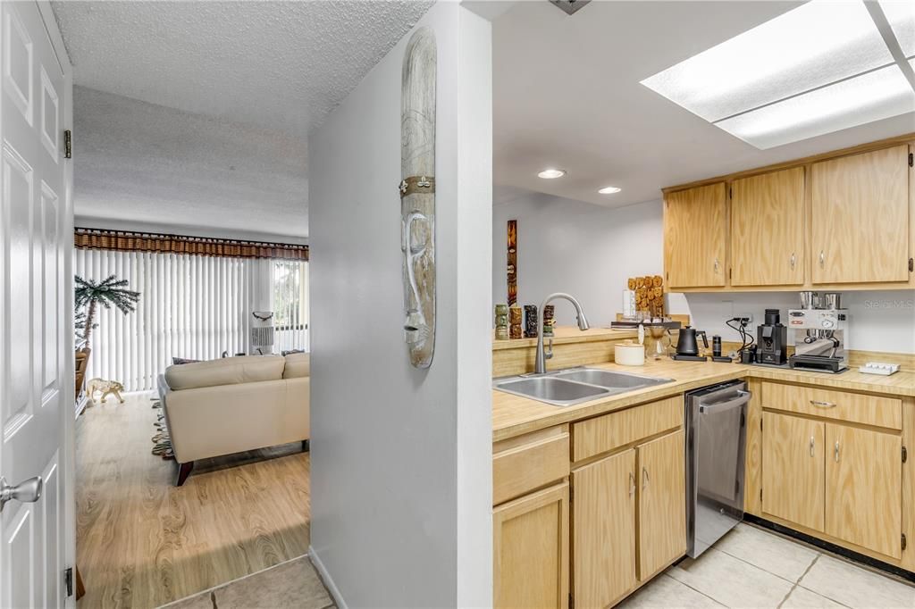 На продажу: $215,000 (2 спален, 2 ванн, 1244 Квадратных фут)