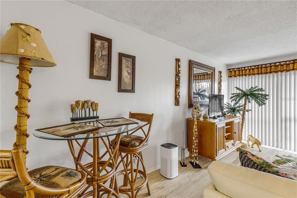 На продажу: $215,000 (2 спален, 2 ванн, 1244 Квадратных фут)