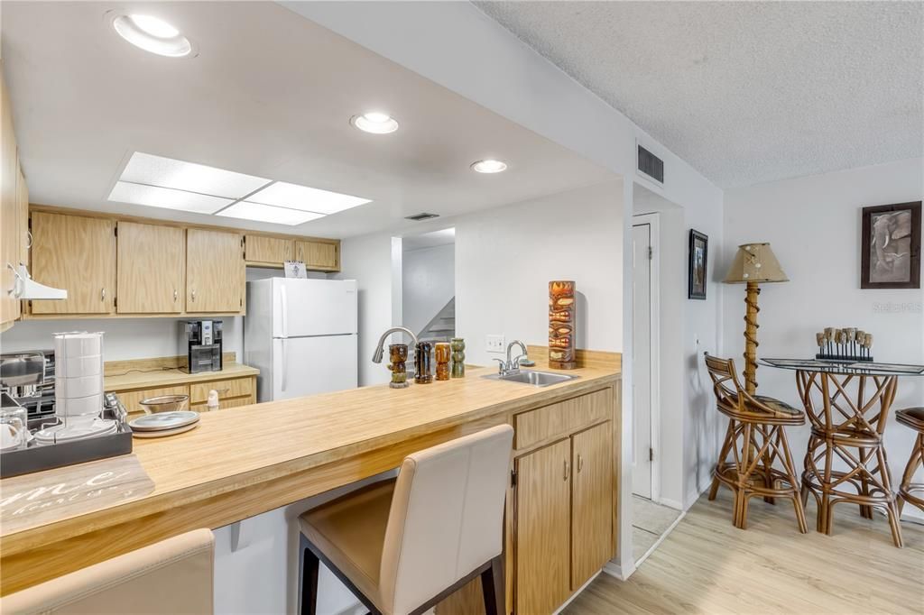 На продажу: $215,000 (2 спален, 2 ванн, 1244 Квадратных фут)