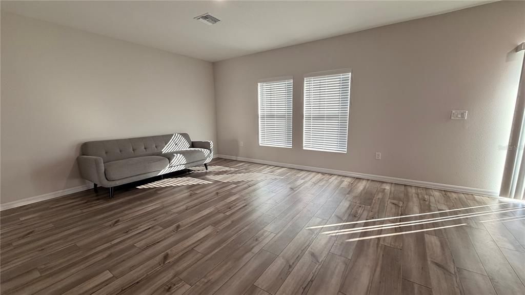 出租: $2,500 (5 贝兹, 3 浴室, 2640 平方英尺)