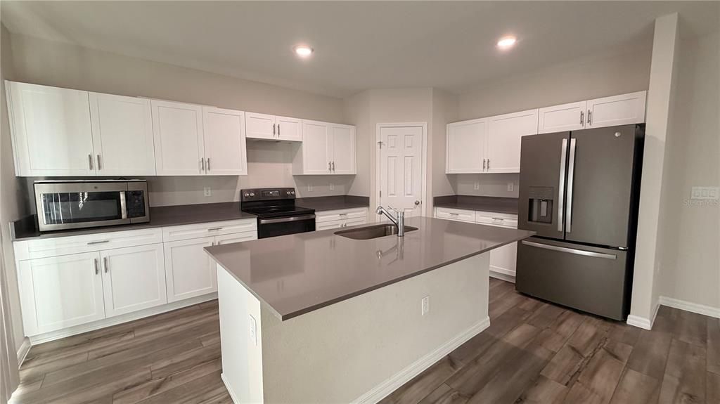 出租: $2,500 (5 贝兹, 3 浴室, 2640 平方英尺)