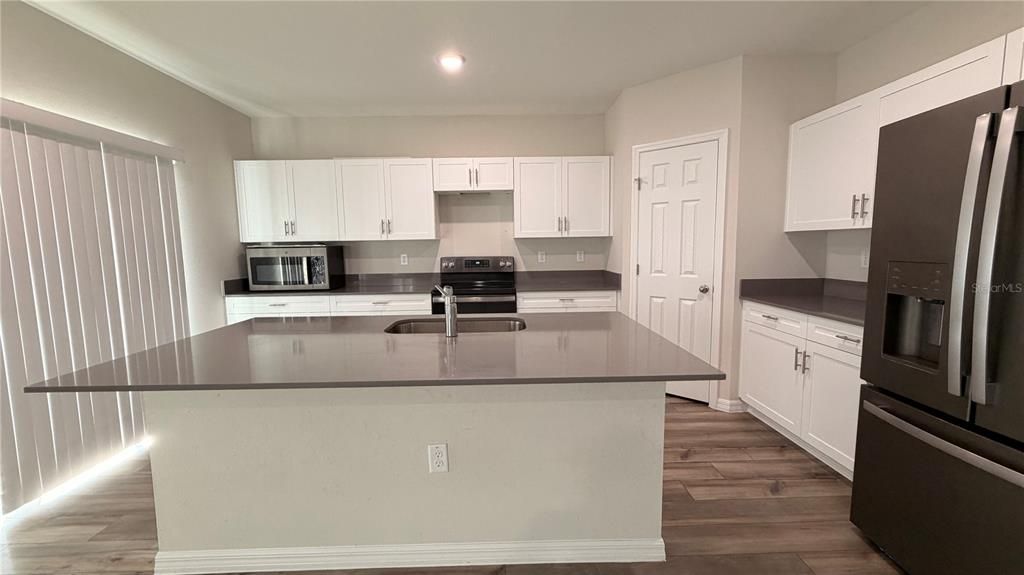 出租: $2,500 (5 贝兹, 3 浴室, 2640 平方英尺)