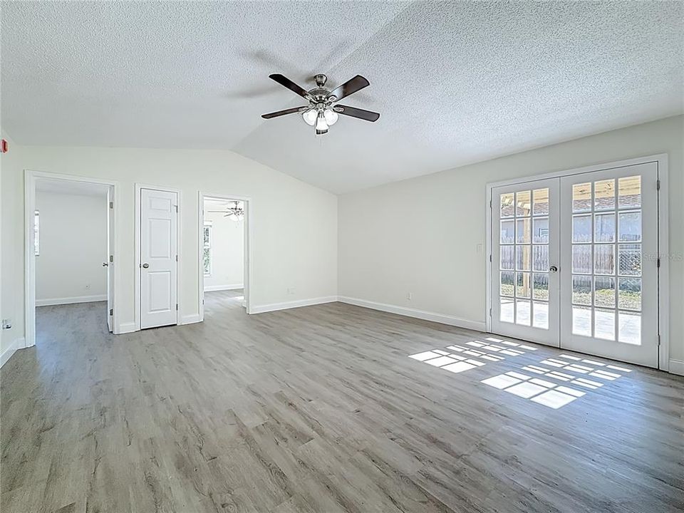 For Sale: $344,900 (3 beds, 2 baths, 1066 Square Feet)