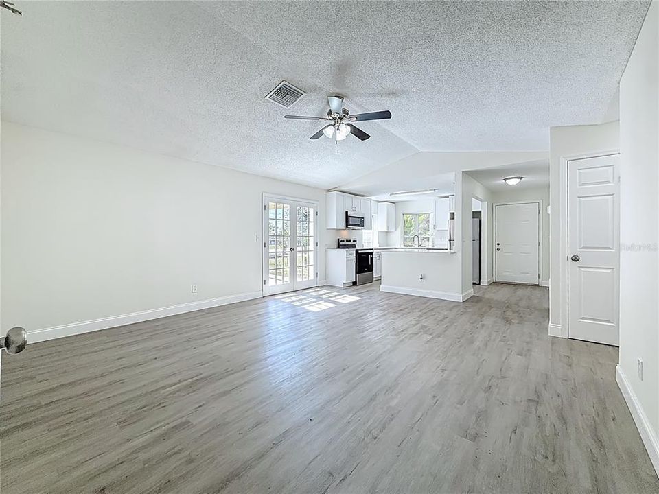 For Sale: $344,900 (3 beds, 2 baths, 1066 Square Feet)