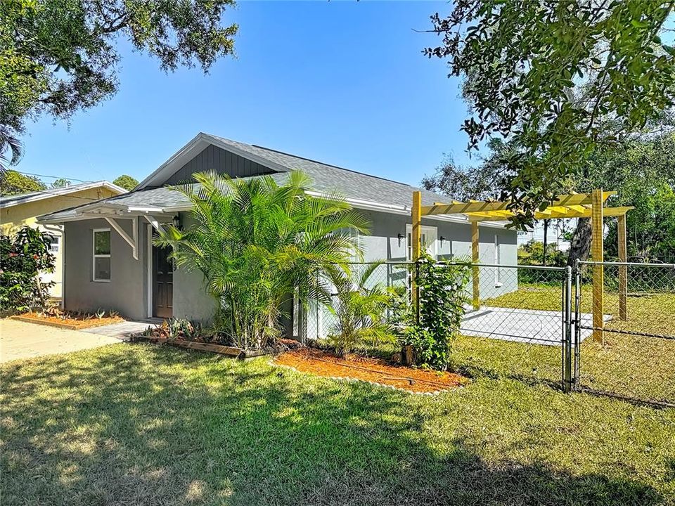For Sale: $344,900 (3 beds, 2 baths, 1066 Square Feet)