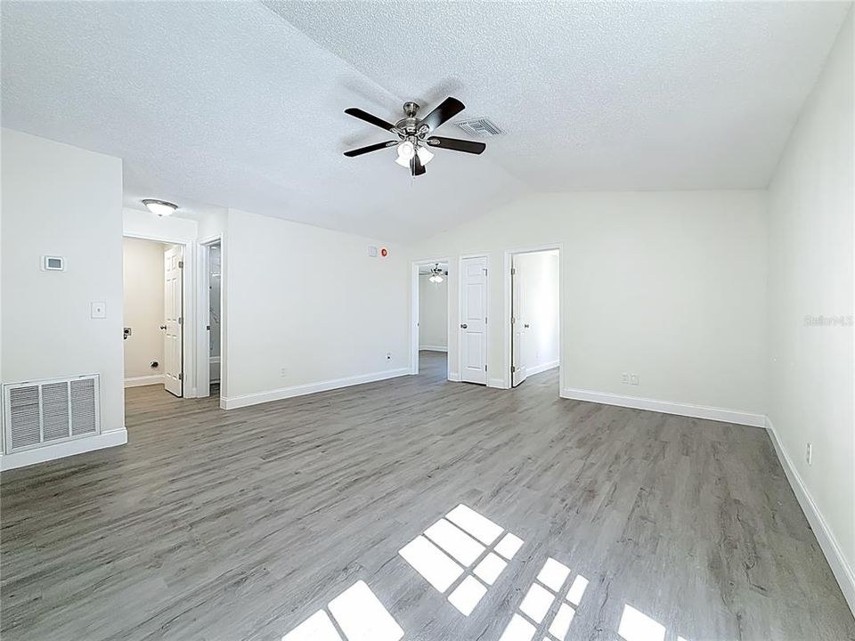 For Sale: $344,900 (3 beds, 2 baths, 1066 Square Feet)