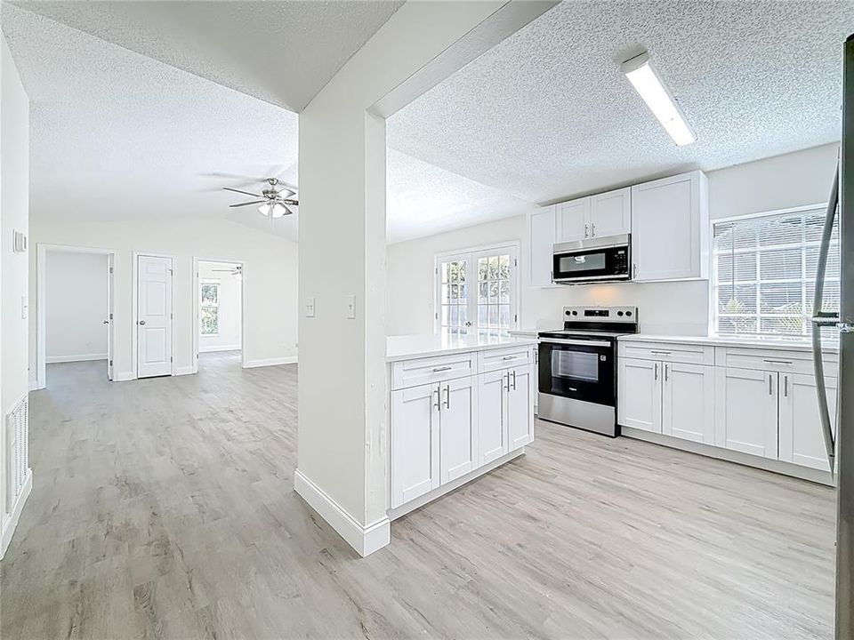 For Sale: $344,900 (3 beds, 2 baths, 1066 Square Feet)