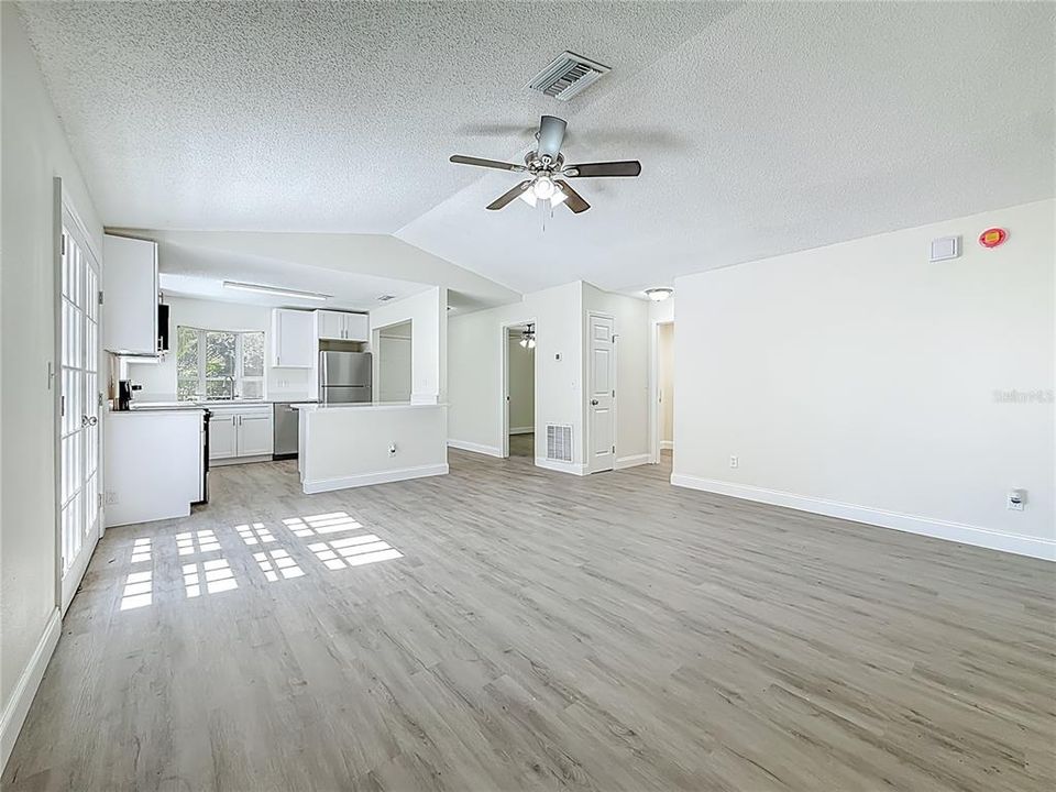 For Sale: $344,900 (3 beds, 2 baths, 1066 Square Feet)