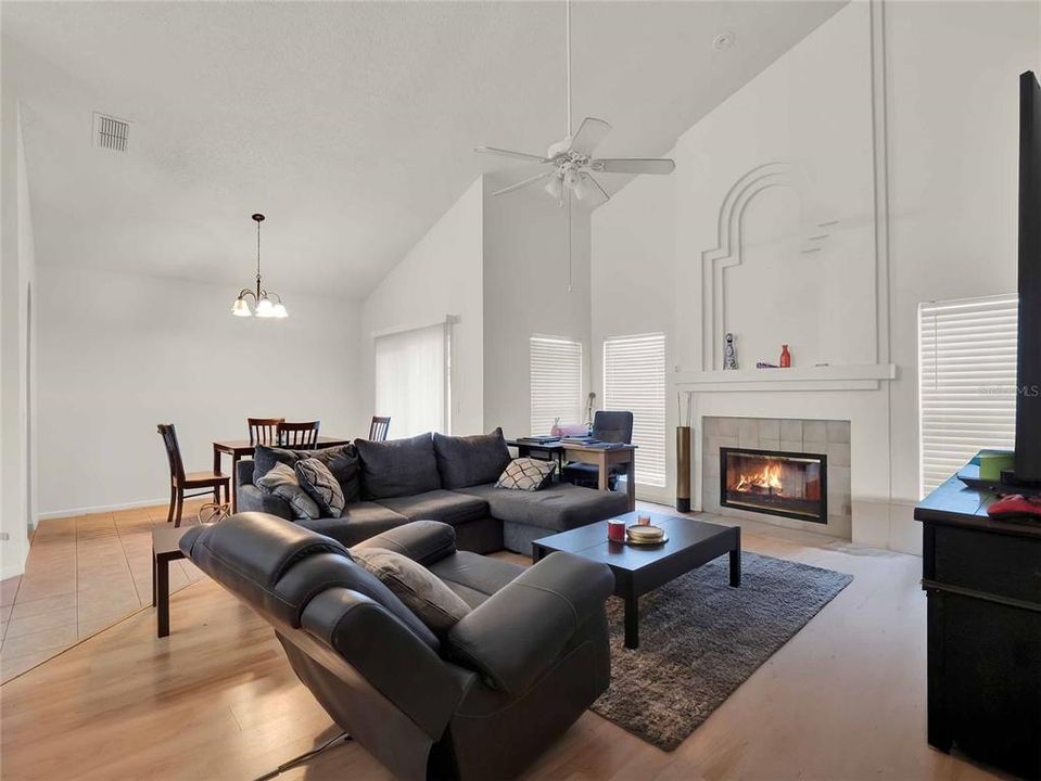 En Venta: $399,999 (4 camas, 2 baños, 1924 Pies cuadrados)