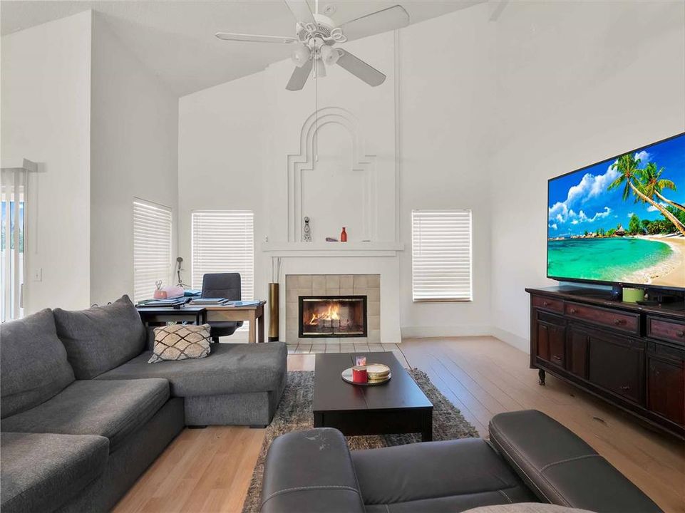 En Venta: $399,999 (4 camas, 2 baños, 1924 Pies cuadrados)