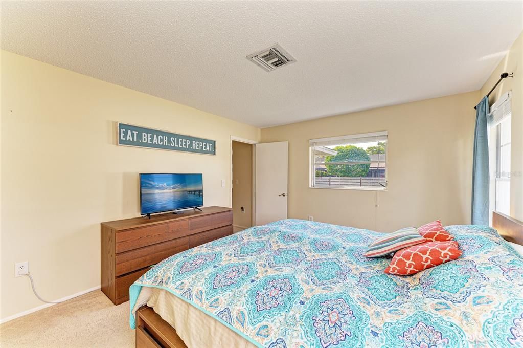 For Sale: $339,000 (2 beds, 2 baths, 1404 Square Feet)