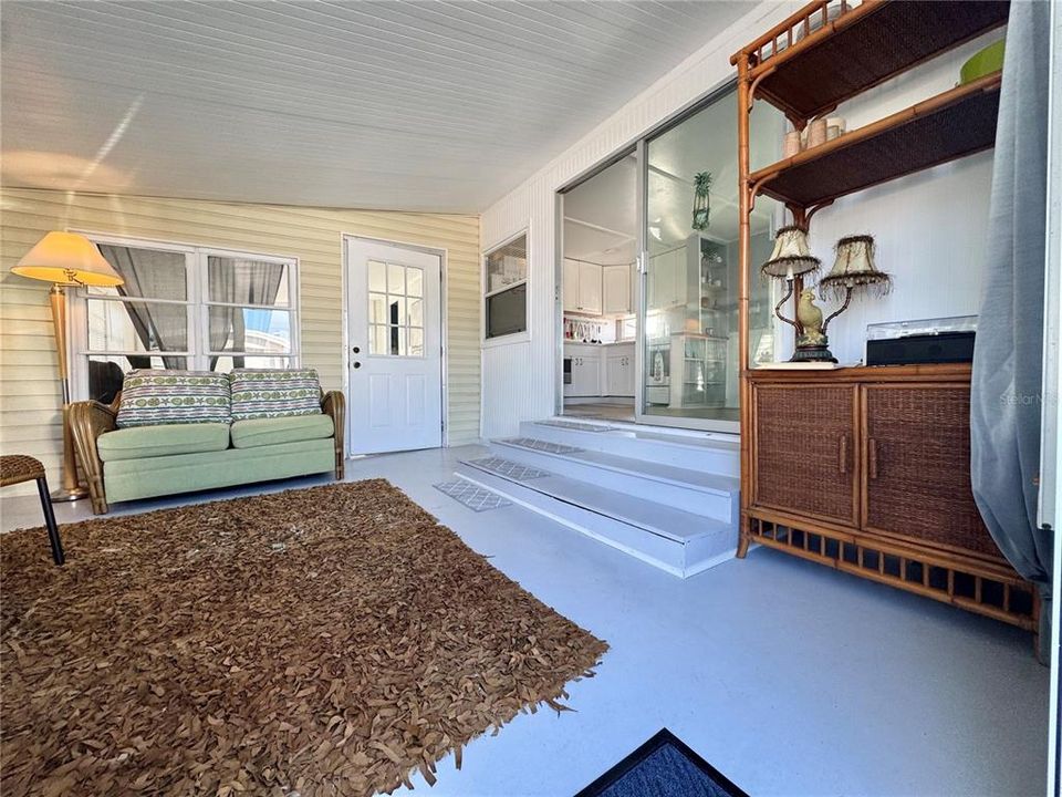 For Sale: $185,000 (1 beds, 1 baths, 658 Square Feet)