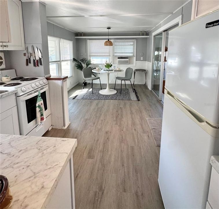 For Sale: $185,000 (1 beds, 1 baths, 658 Square Feet)