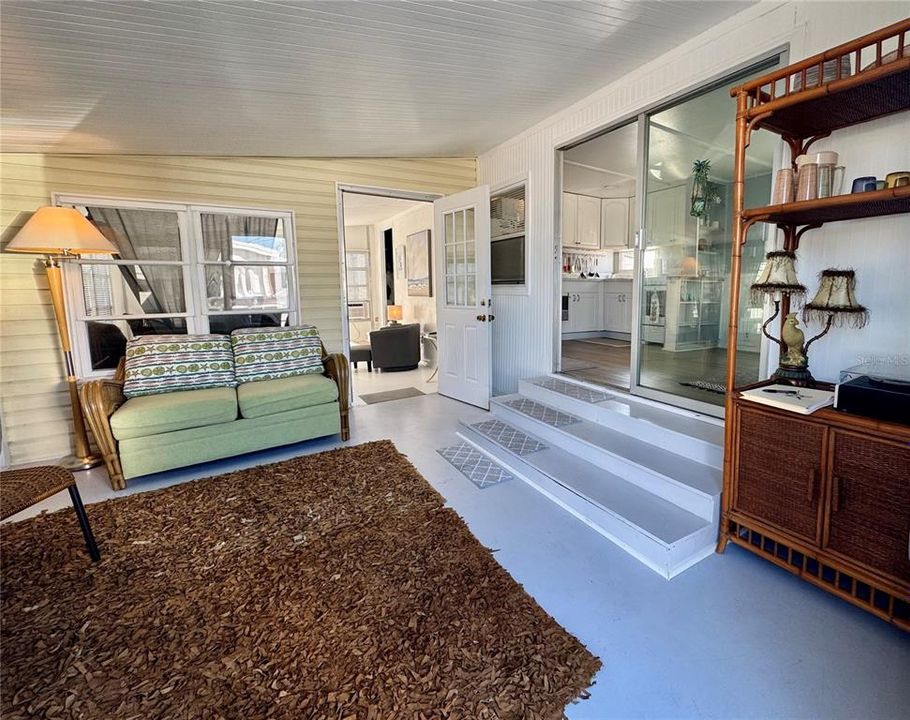 For Sale: $185,000 (1 beds, 1 baths, 658 Square Feet)