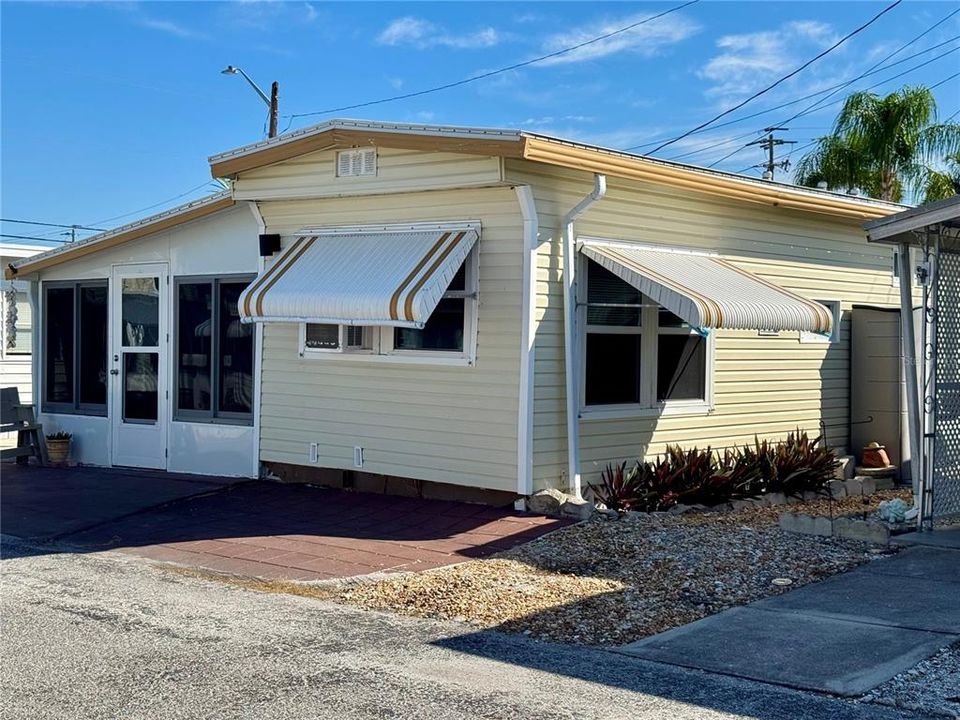 For Sale: $185,000 (1 beds, 1 baths, 658 Square Feet)