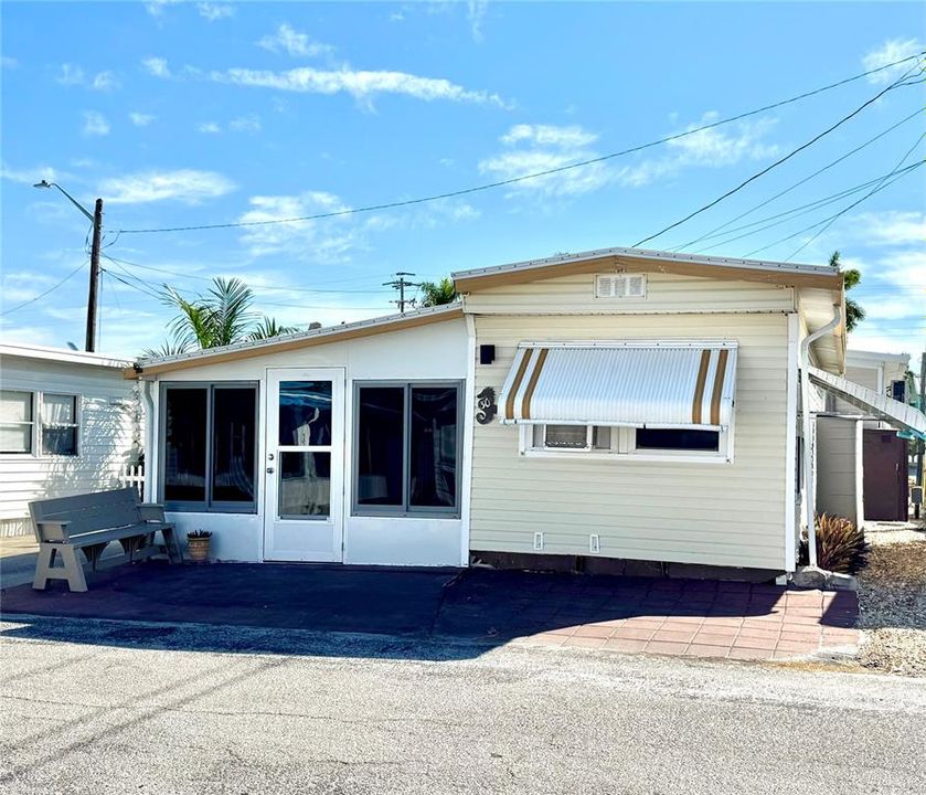 For Sale: $185,000 (1 beds, 1 baths, 658 Square Feet)