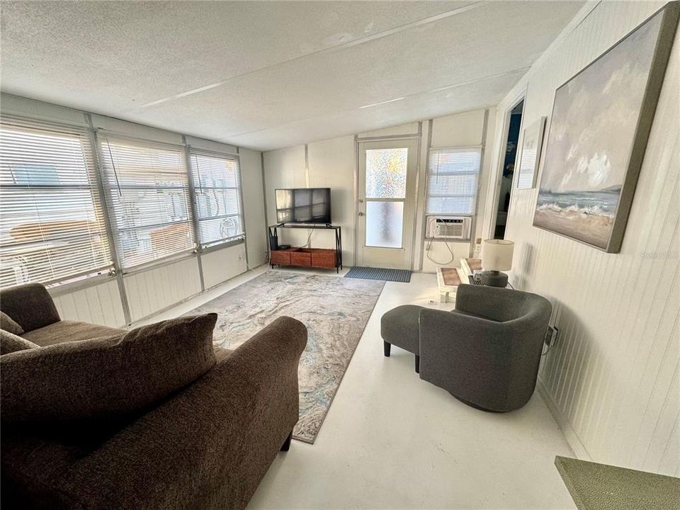 For Sale: $185,000 (1 beds, 1 baths, 658 Square Feet)