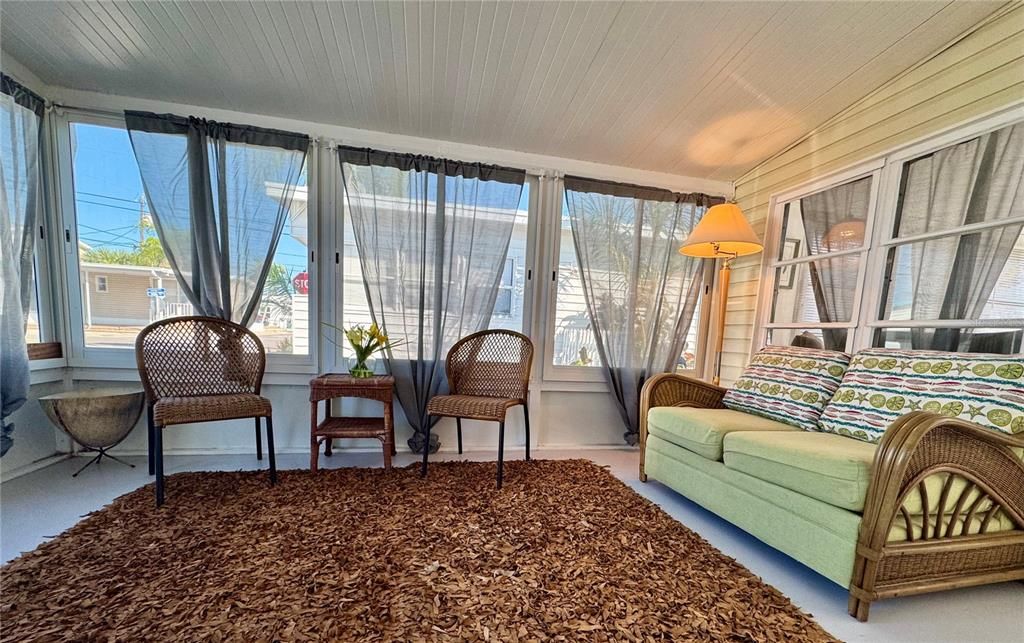 For Sale: $185,000 (1 beds, 1 baths, 658 Square Feet)