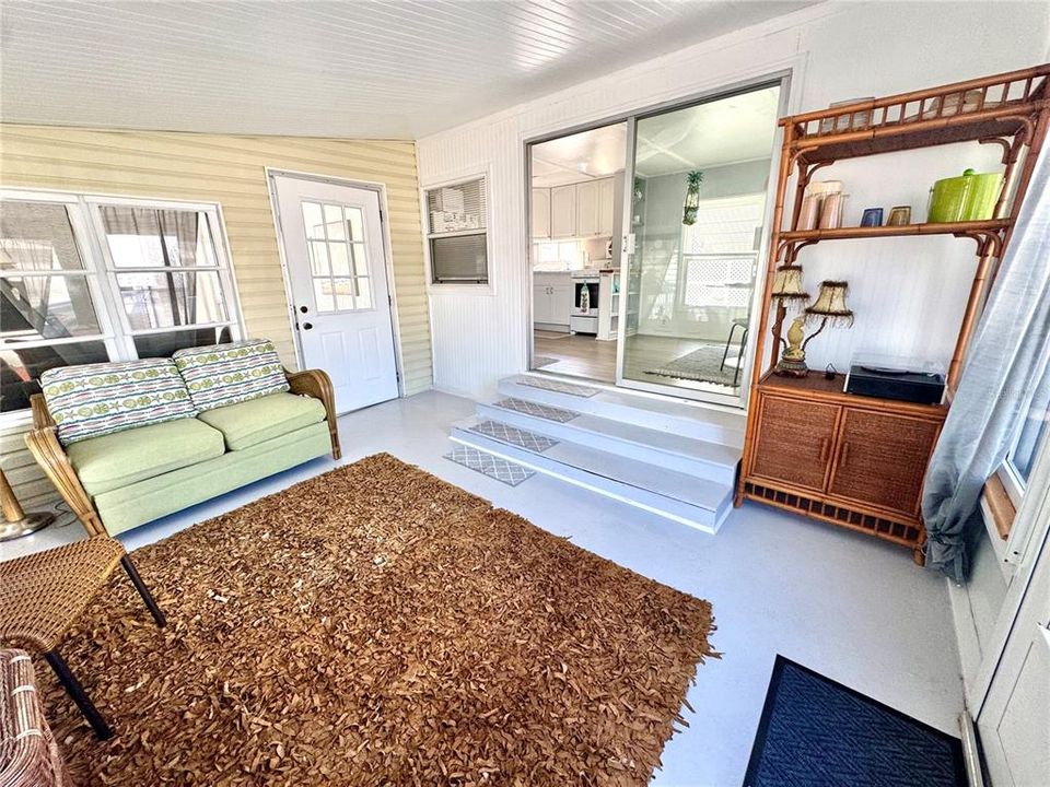 For Sale: $185,000 (1 beds, 1 baths, 658 Square Feet)