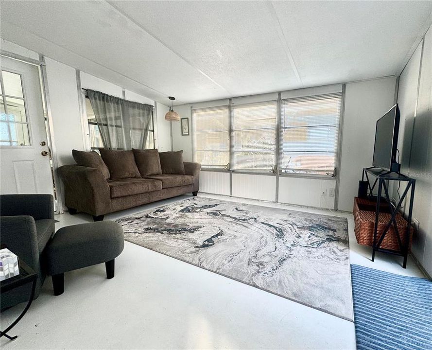 For Sale: $185,000 (1 beds, 1 baths, 658 Square Feet)