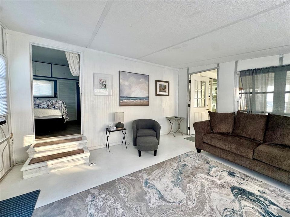 For Sale: $185,000 (1 beds, 1 baths, 658 Square Feet)