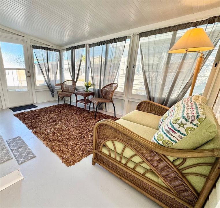 For Sale: $185,000 (1 beds, 1 baths, 658 Square Feet)