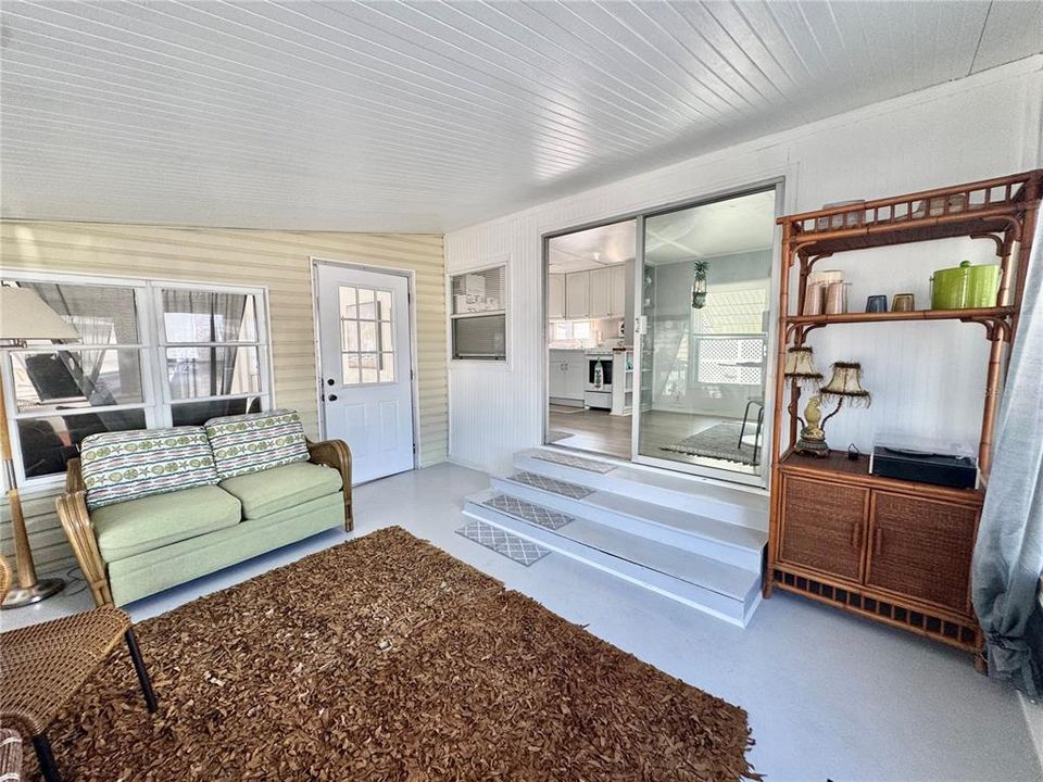 For Sale: $185,000 (1 beds, 1 baths, 658 Square Feet)