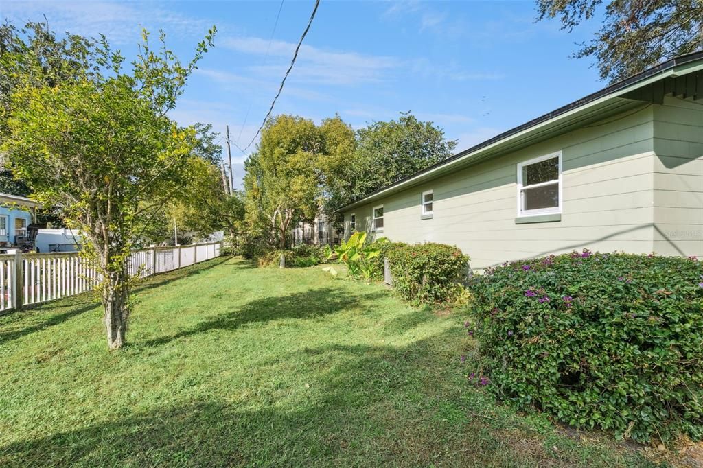 For Sale: $425,000 (2 beds, 1 baths, 1128 Square Feet)