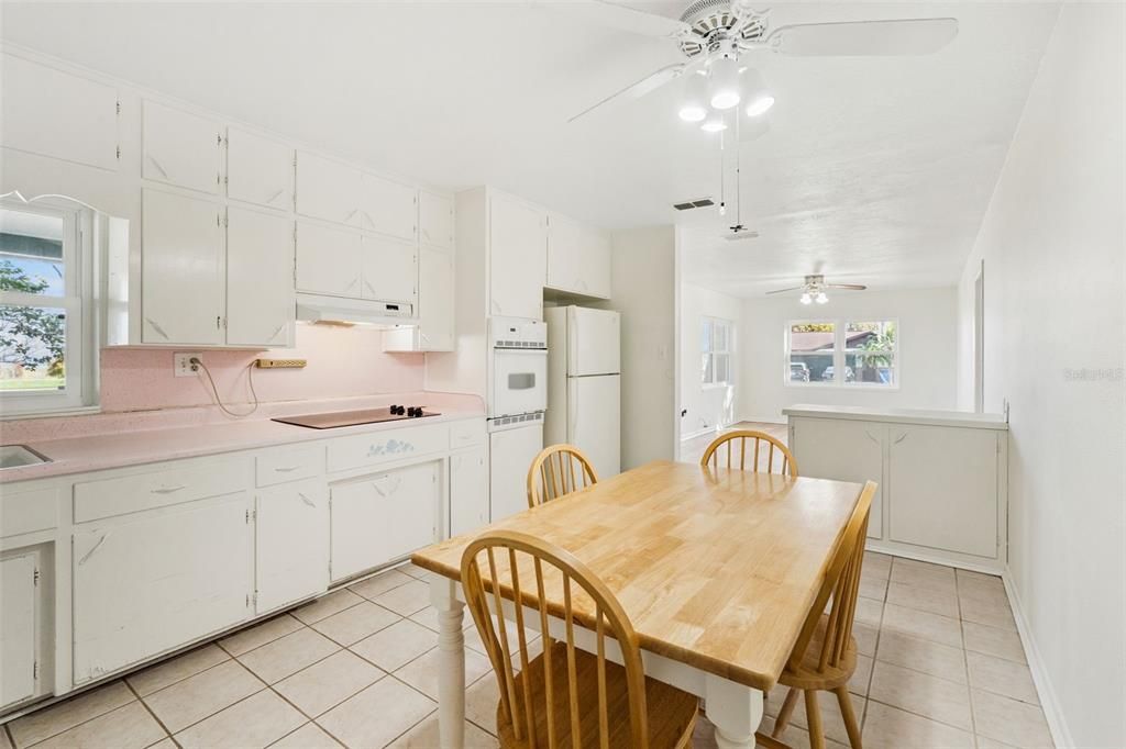 For Sale: $425,000 (2 beds, 1 baths, 1128 Square Feet)