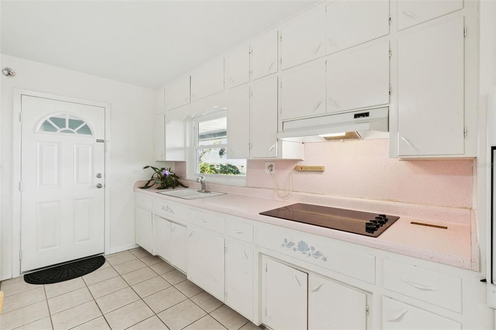 For Sale: $425,000 (2 beds, 1 baths, 1128 Square Feet)