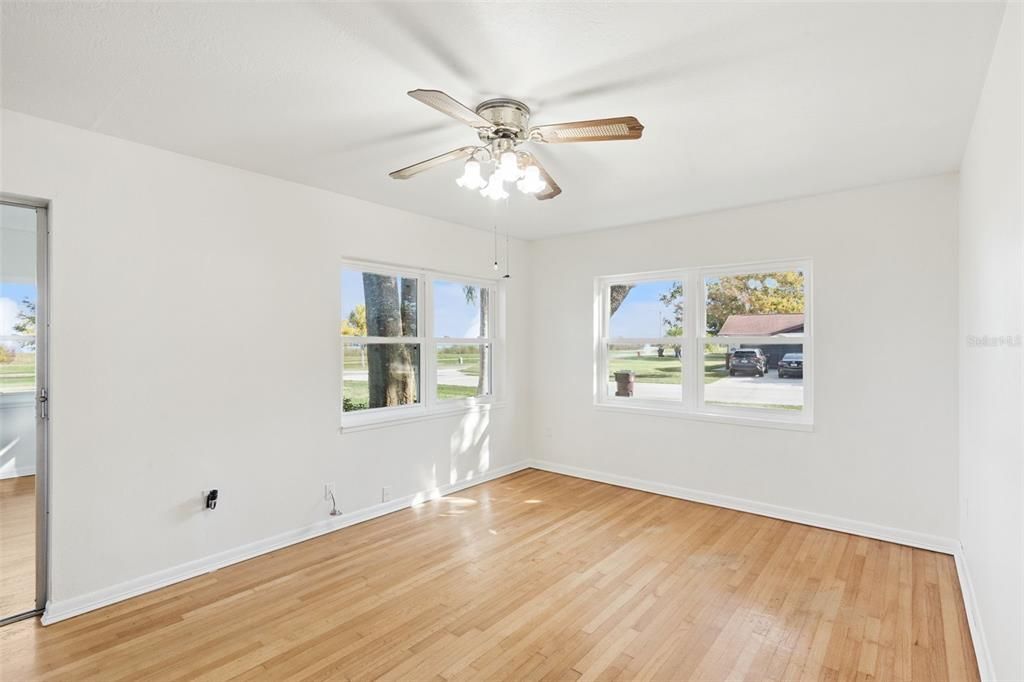 For Sale: $425,000 (2 beds, 1 baths, 1128 Square Feet)