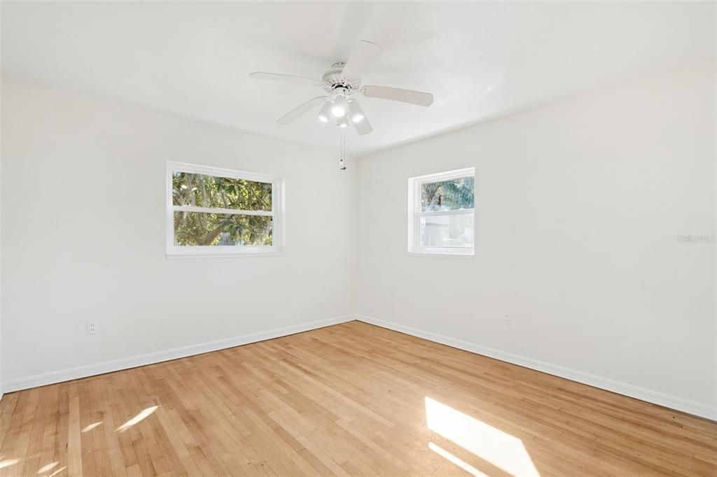 For Sale: $425,000 (2 beds, 1 baths, 1128 Square Feet)