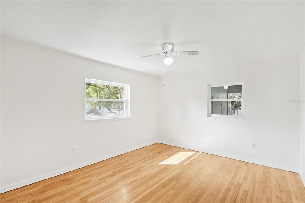 For Sale: $425,000 (2 beds, 1 baths, 1128 Square Feet)