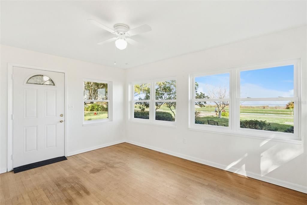 For Sale: $425,000 (2 beds, 1 baths, 1128 Square Feet)