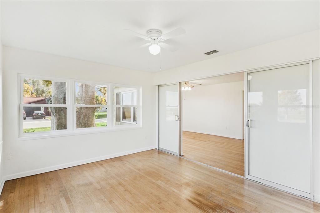 For Sale: $425,000 (2 beds, 1 baths, 1128 Square Feet)