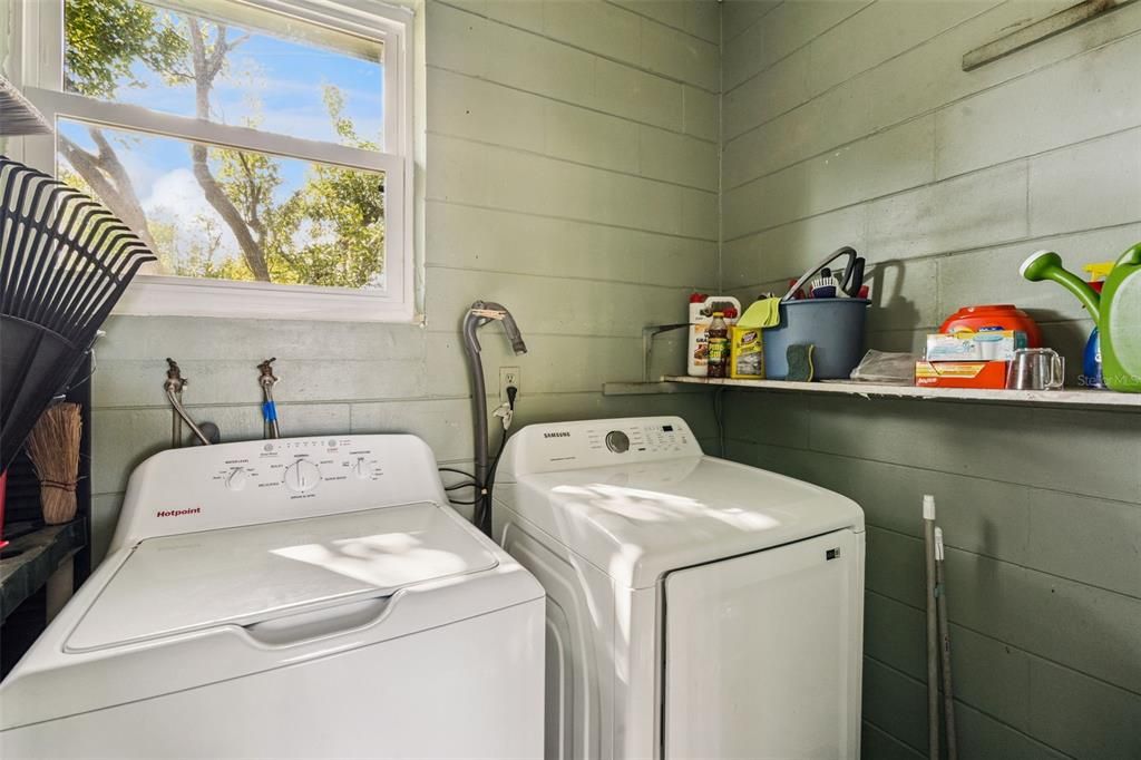 For Sale: $425,000 (2 beds, 1 baths, 1128 Square Feet)