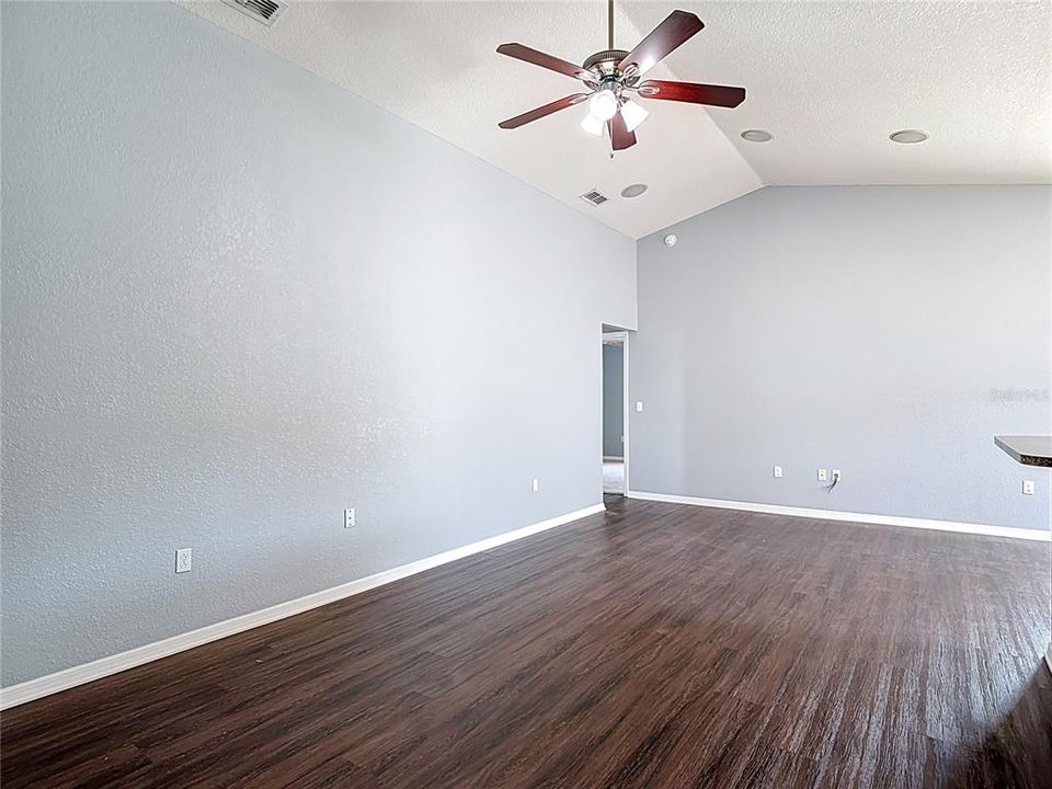 For Sale: $299,900 (3 beds, 2 baths, 1501 Square Feet)