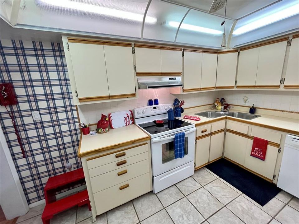 For Sale: $379,900 (3 beds, 2 baths, 1323 Square Feet)